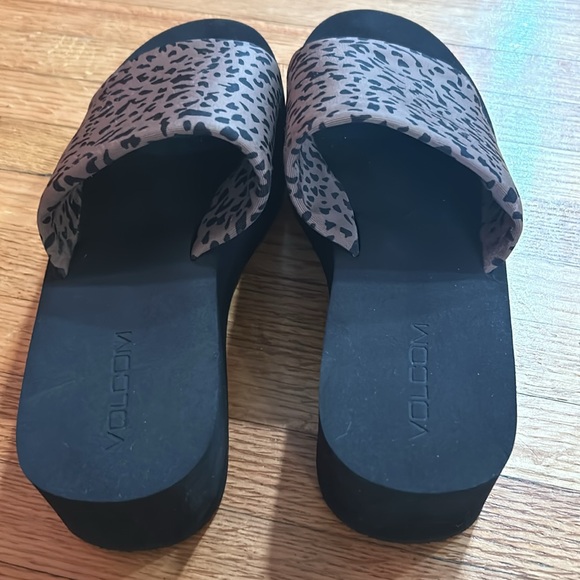 Volcom Leopard print platform sandals. Size 9.5 almost new. - Picture 4 of 7